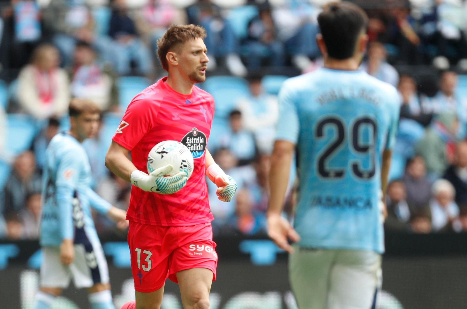 Radu con el balón.