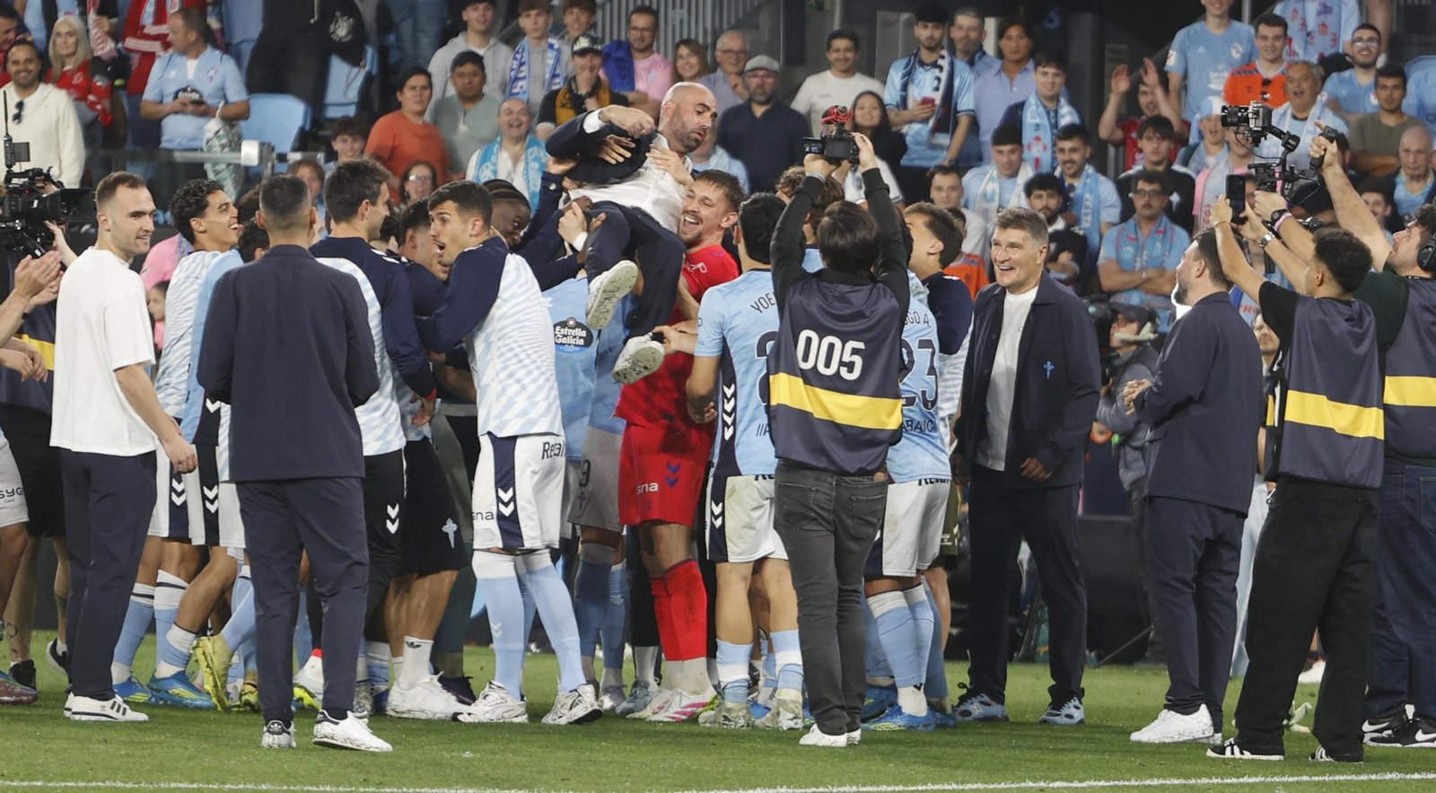 Claudio Giráldez fue manteado por sus jugadores al final del encuentro.