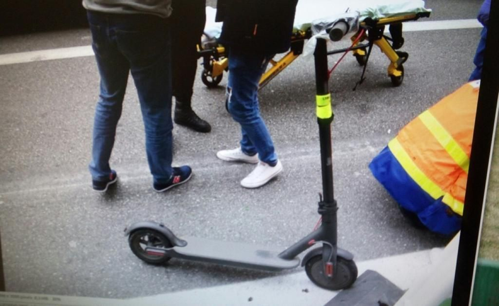 Una joven herida grave al ser atropellada por un patinete en Camelias
