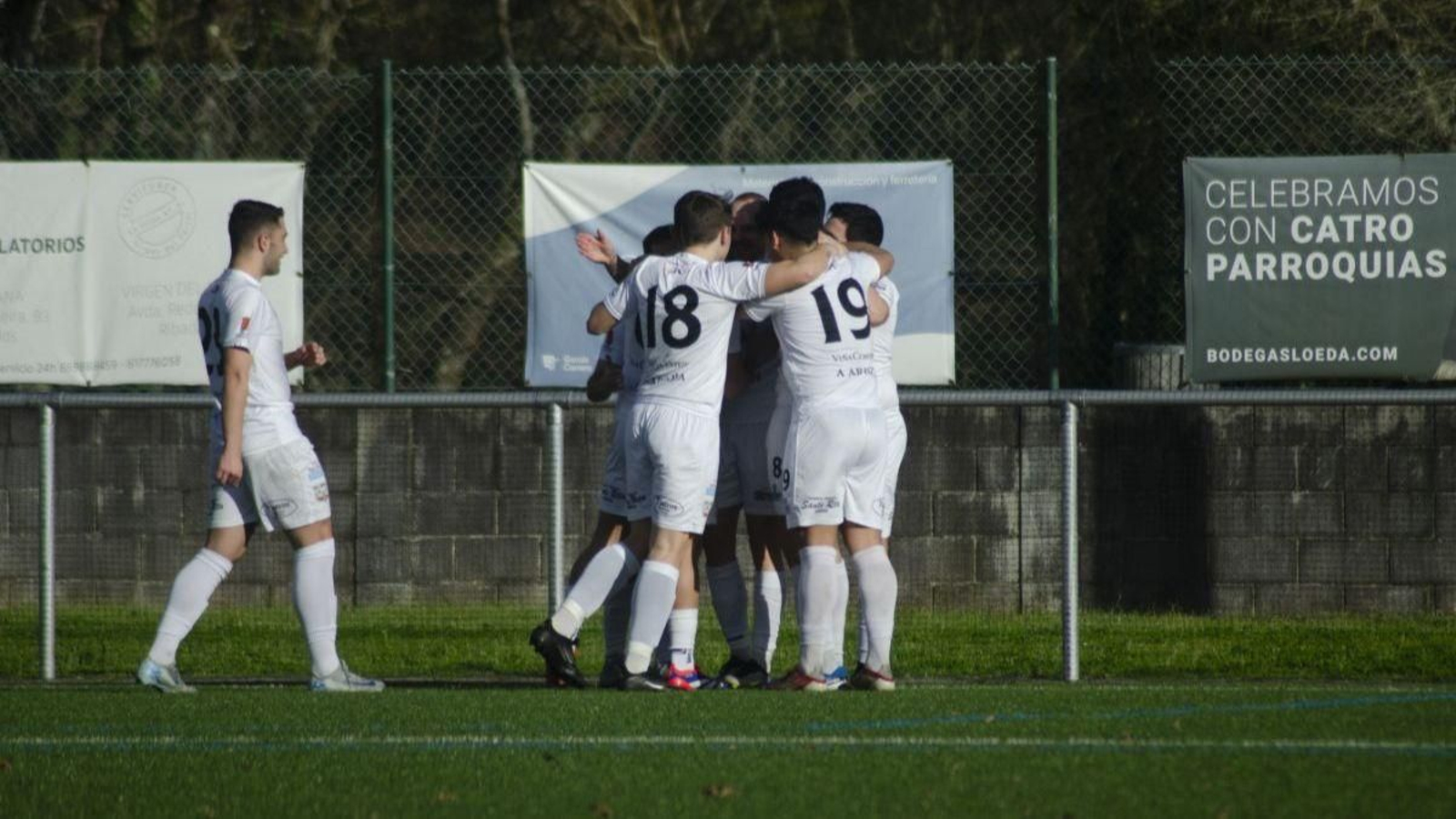 Los jugadores del Arnoia celebran el tanto conseguido por Kike ante el Portonovo.