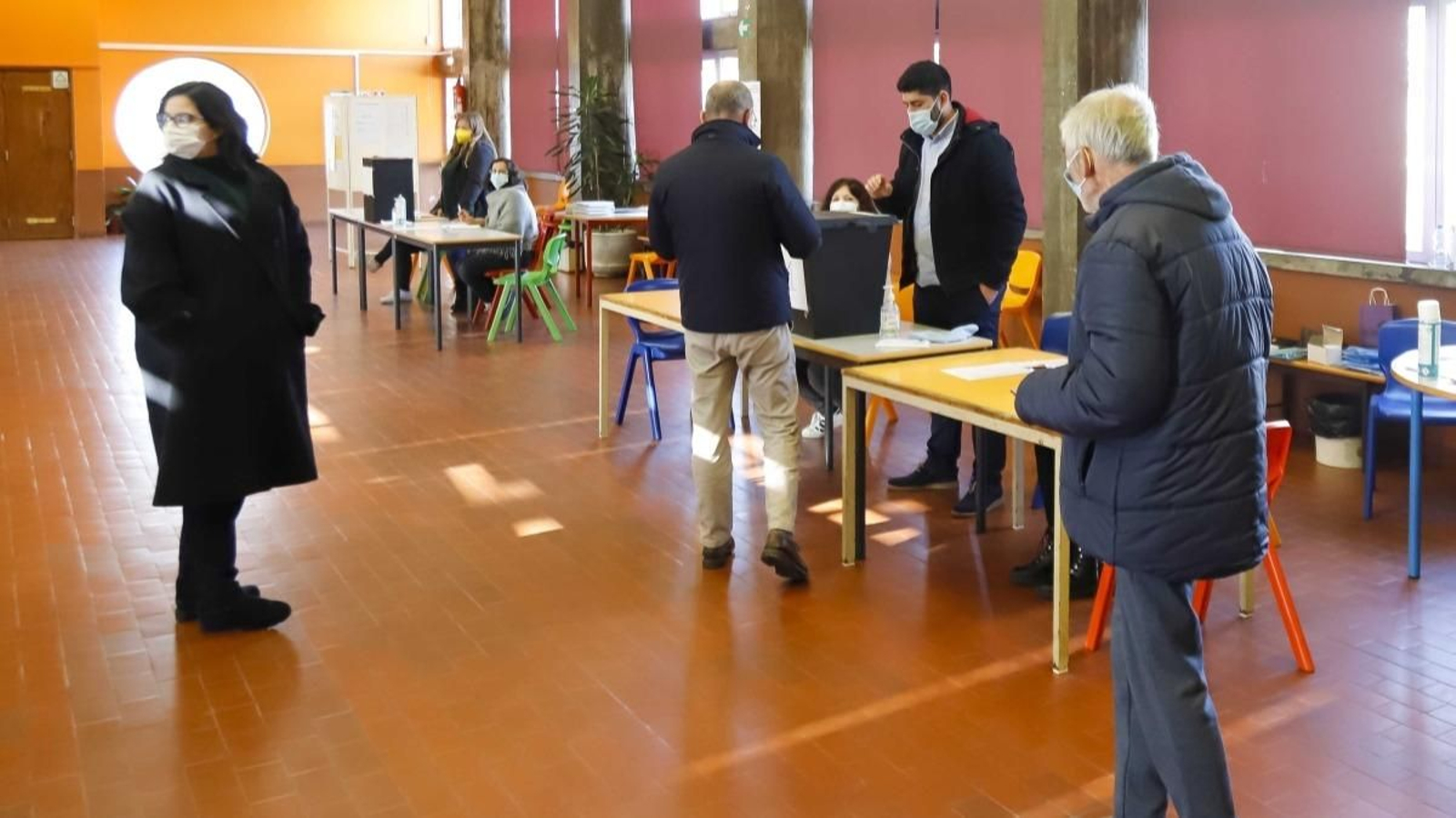 Ciudadanos portugueses, ayer, votando en el colegio electoral de Muralhas do Minho, en Valença.