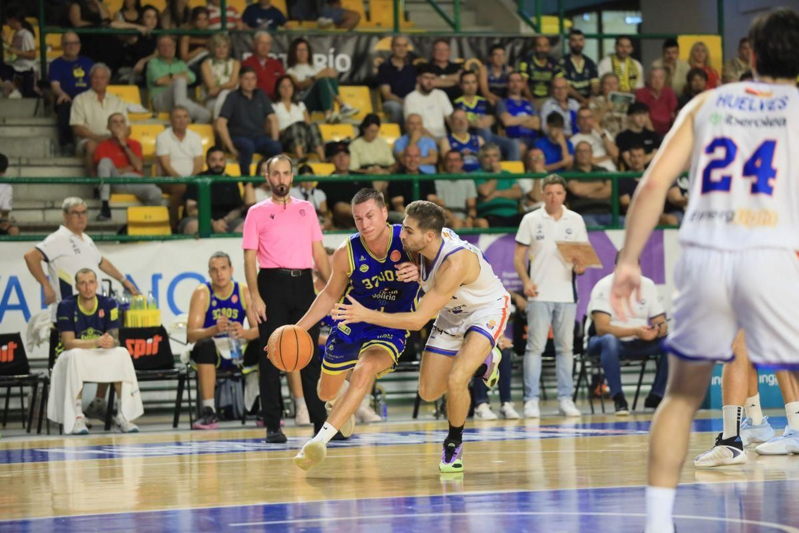 Martín Fernández ante la defensa rival.