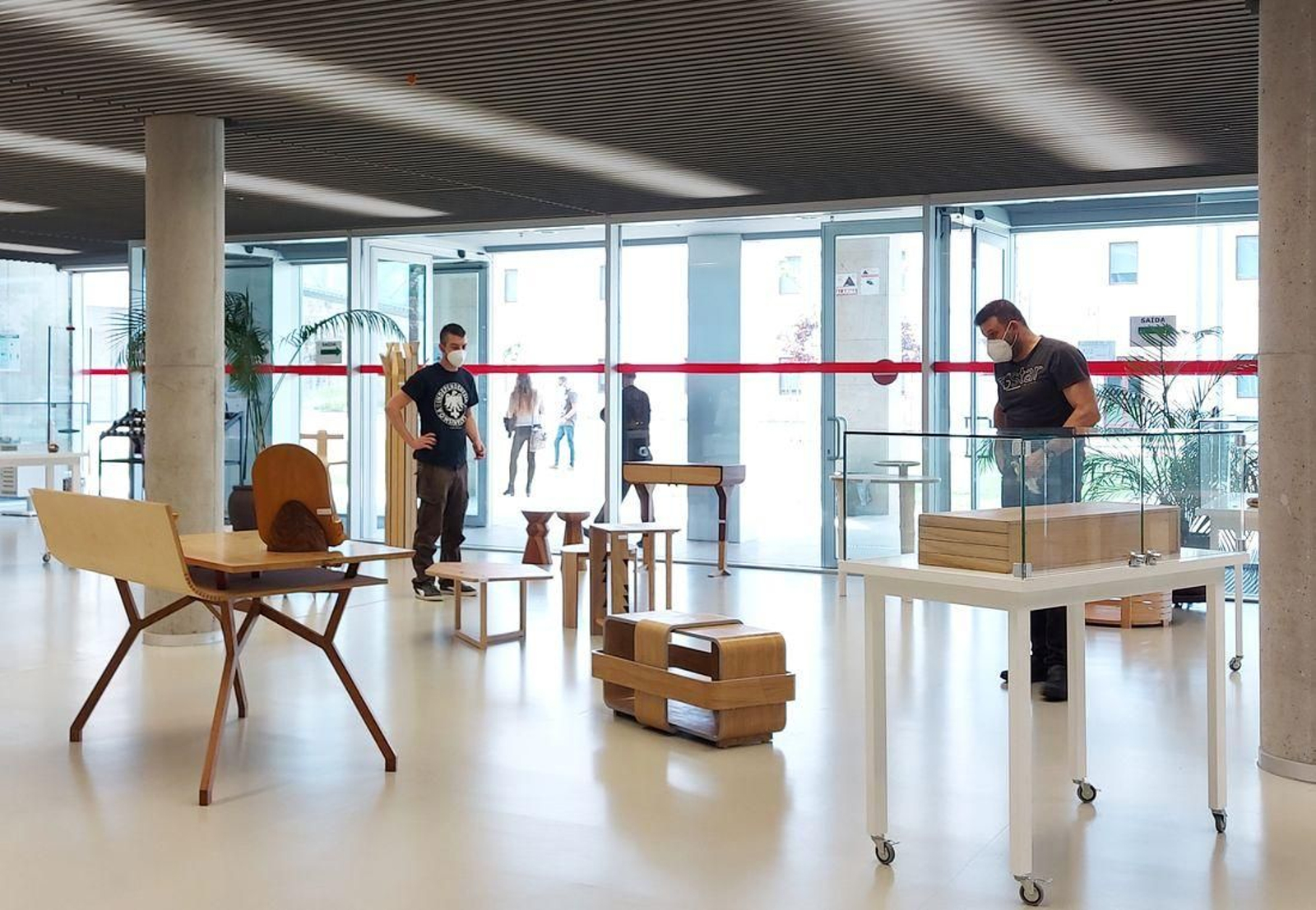 Preparativos de la exposición en el vestíbulo de la biblioteca.