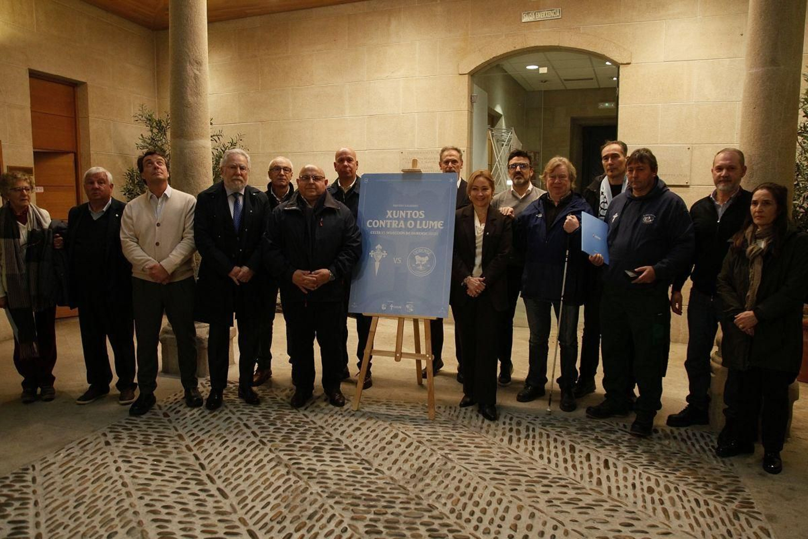 La presidenta del Celta, Marián Mouriño, rodeada de representantes de instituciones, asociaciones y localidades ayer en Ourense.