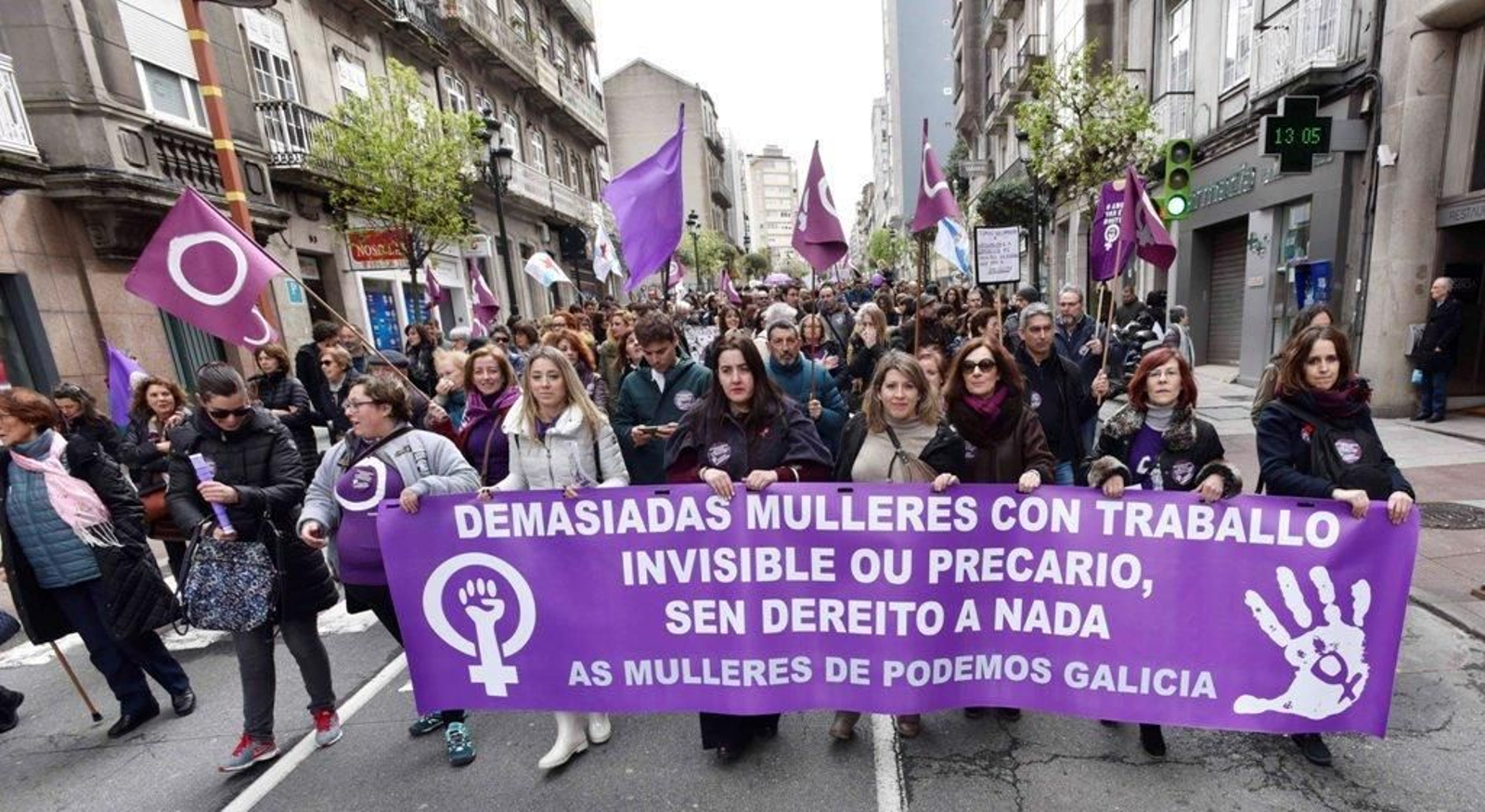 La marcha feminista recorre las calles de Vigo 45