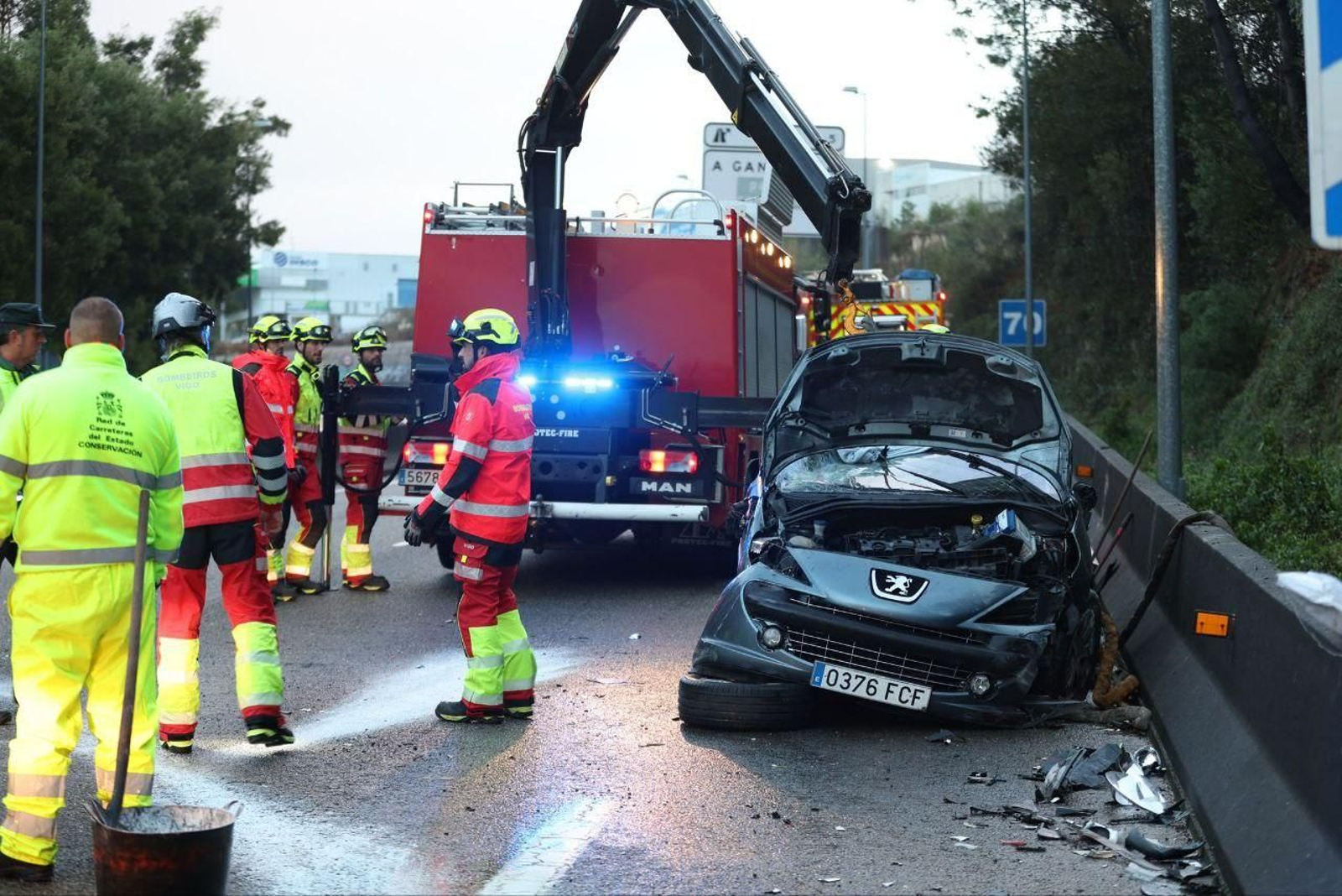 Coche volcado en la A-55. // Alberte