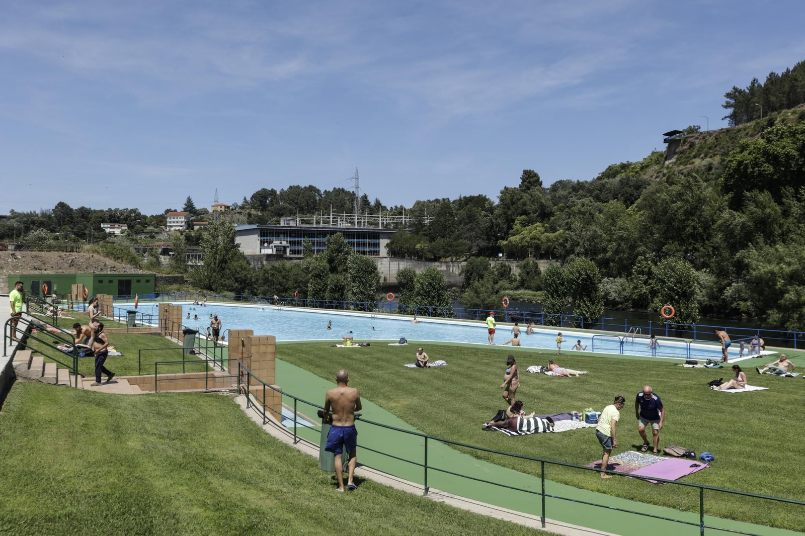 Galería | Primera jornada de las piscinas de Oira abiertas en el día más caluroso del 2026 en Ourense