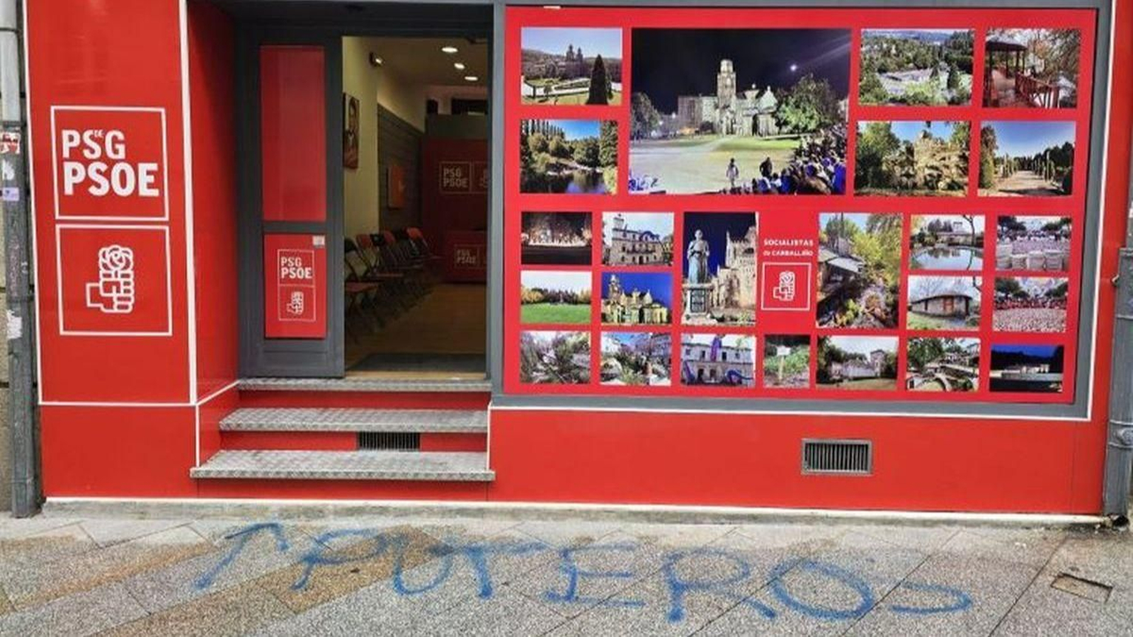 Pintada ante la entrada de la sede del PSOE en Carballiño.