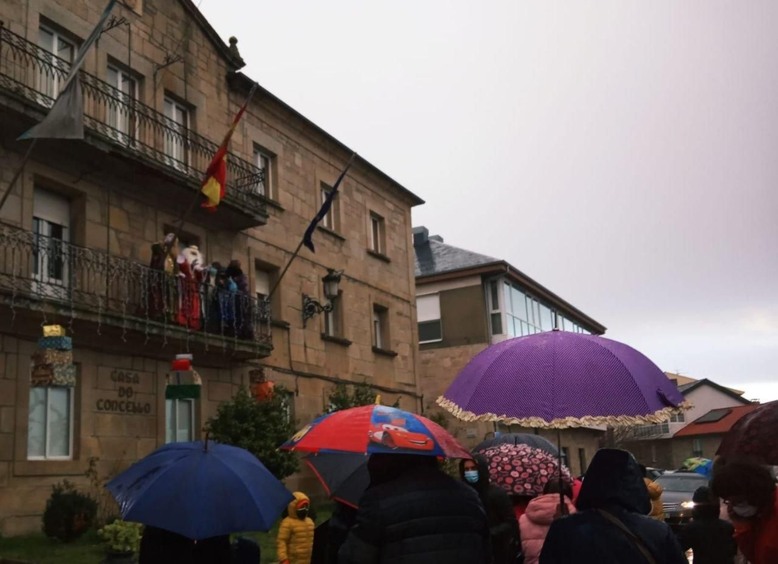 TRIVES. Los Reyes Magos salen del Concello para recorrer el pueblo montados en carruaje. Una intensa lluvia les sorprendió en pleno recorrido, pero los más pequeños acompañaron igualmente a sis Majestades a la Praza do Concello.