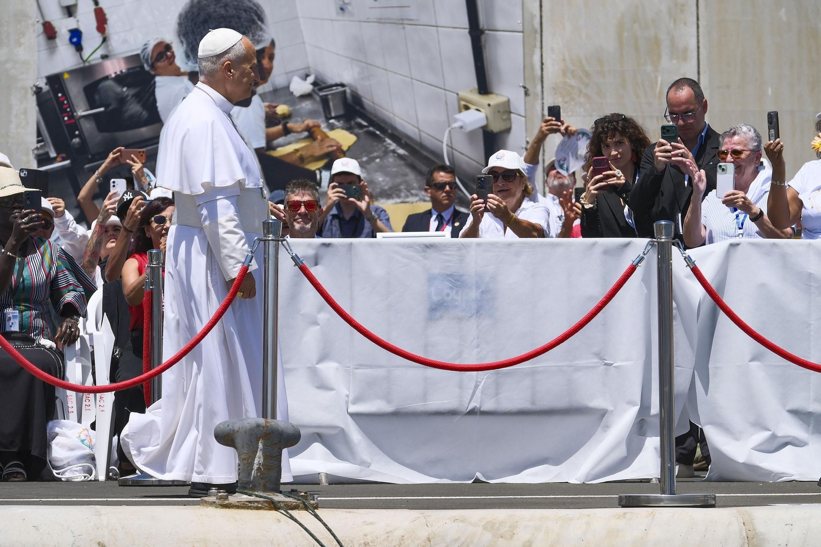 Galería | El papa León XIV se encuentra con migrantes en el puerto de Arguineguín
