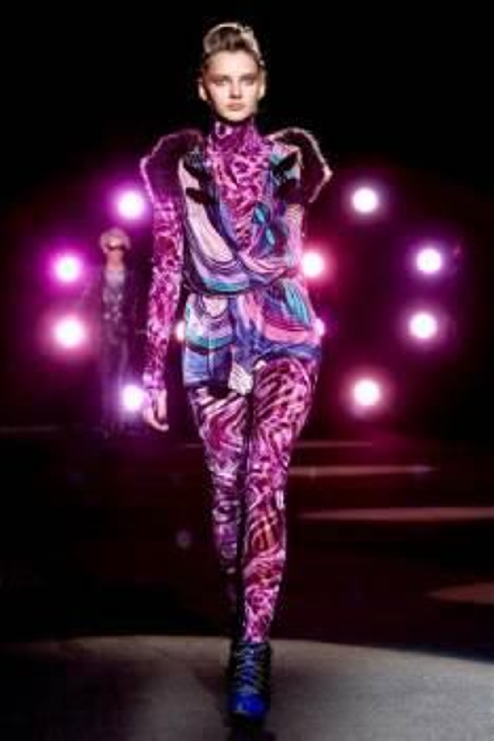 Uno de los modelos presentados por Custo. (Foto: Miguel Rajmil)