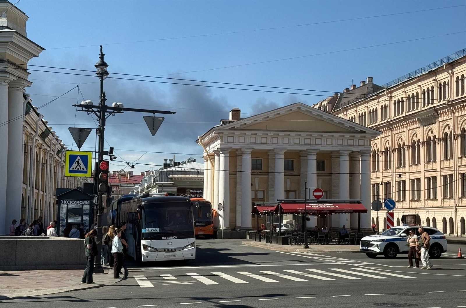 Humo procedente del ataque de Ucrania contra instalaciones petroleras en San Petersburgo (Rusia)