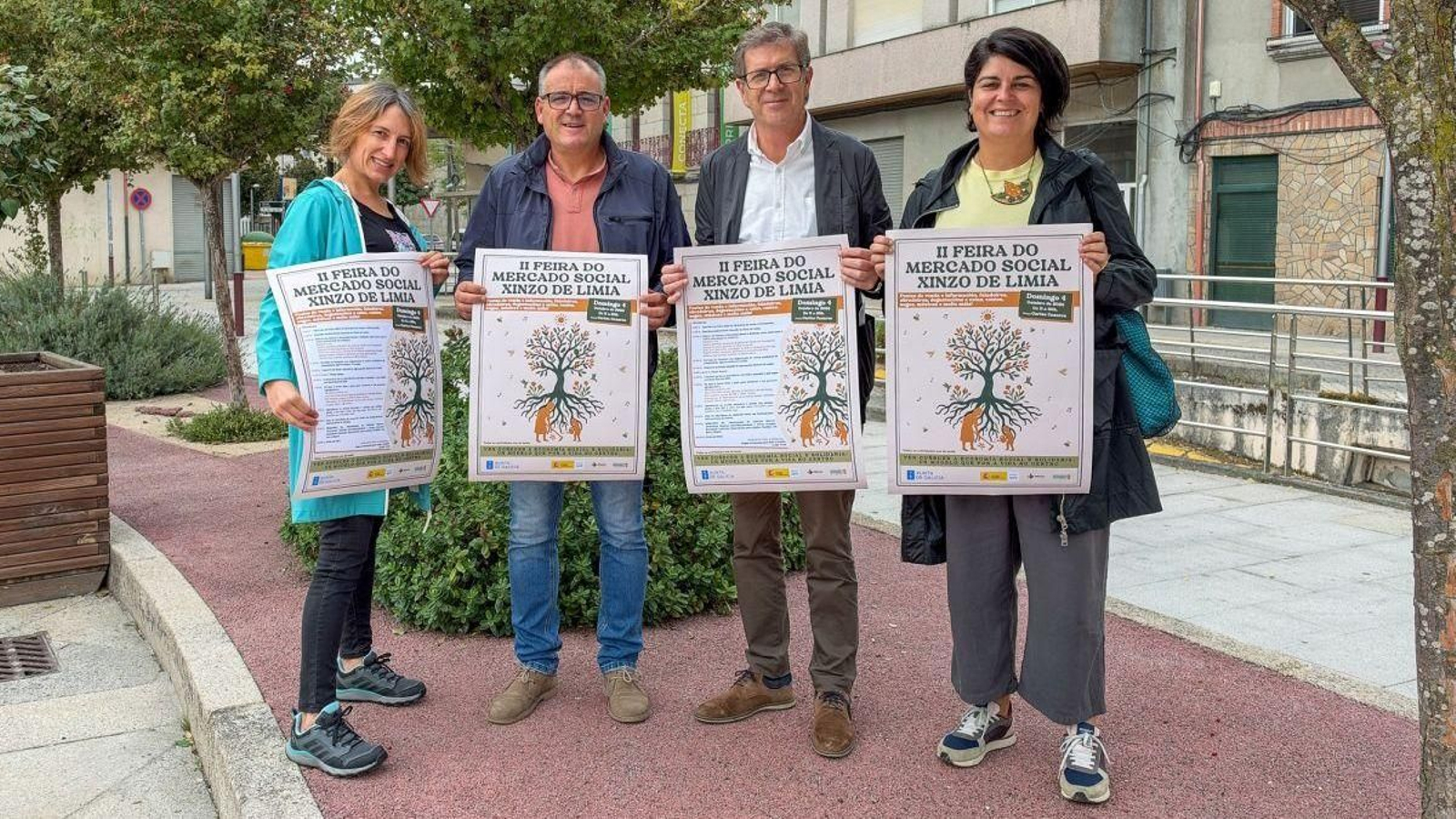 Chus Caramés, Amador Díaz, Carlos Gómez y Conchi Mogo, con el cartel de la feria.
