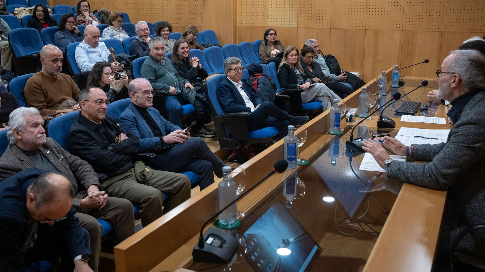 El público expectante durante el coloquio