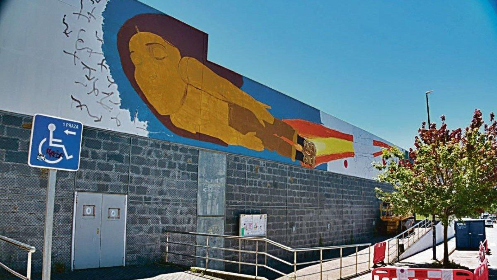 El mural del pabellón municipal de Teis realizado por Langeheldt antes de ser terminado. Foto: Vicente Alonso