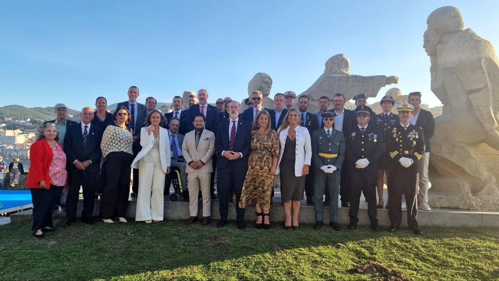 Uno de los momentos del acto conmemorativo durante el Día de la Hispanidad de Baiona,  en el monumento “Encuentro entre dos Mundos”.