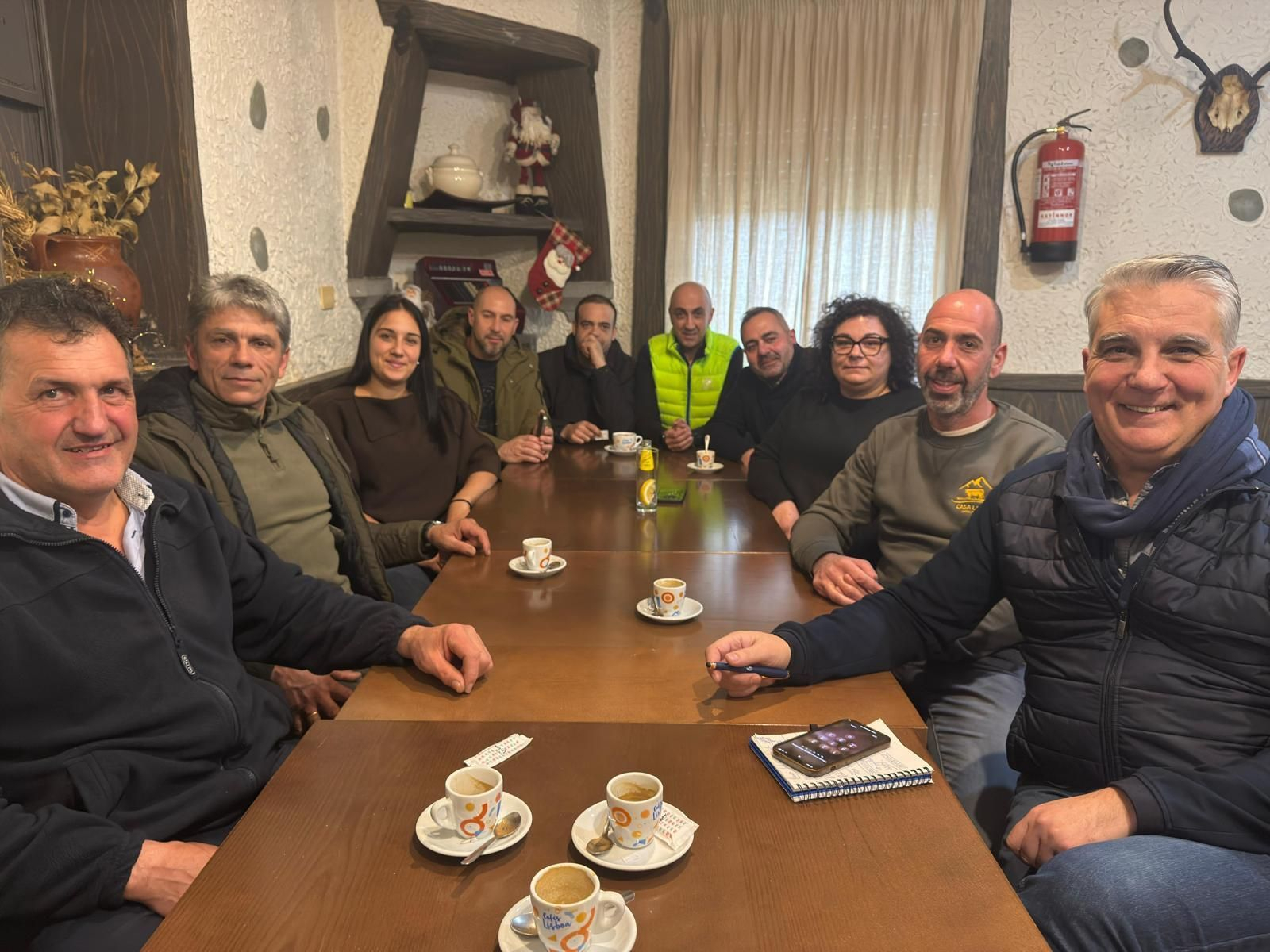 Os representantes dos populares reunidos cos gandeiros.