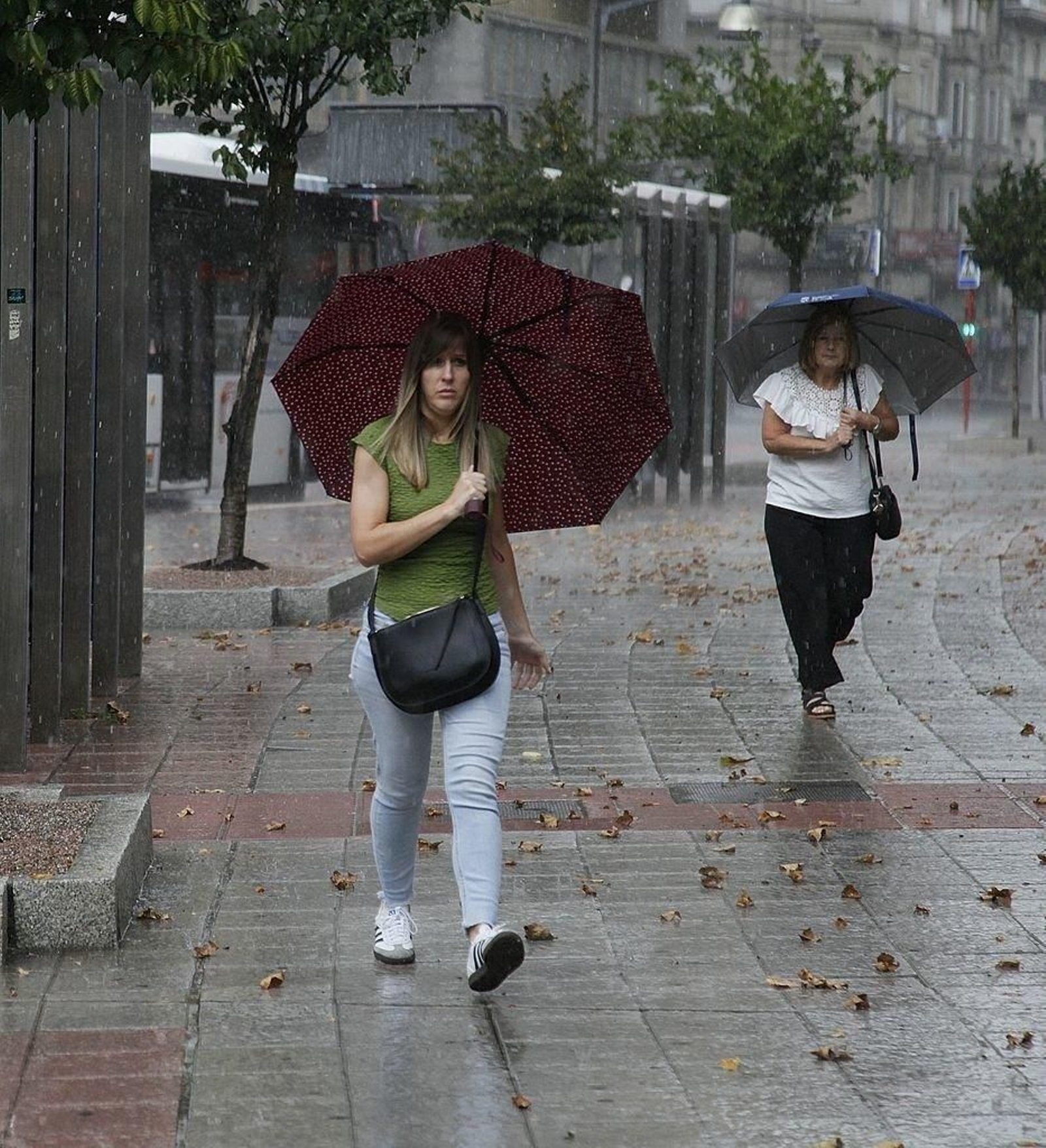 El paraguas, necesario en el último lunes de julio