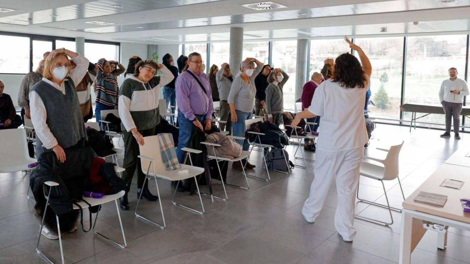 Una veintena de pacientes acudieron ayer al Álvaro Cunqueiro para aprender ejercicios y luchar así contra los efectos del mieloma múltiple.