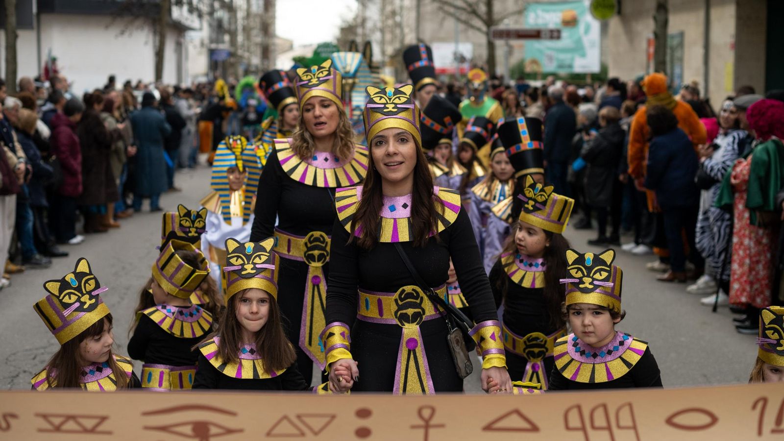 Un grupo de pequenos faraóns do Antigo Exipto -e do Riós- achegouse a Verín para desfrutar do Entroido.