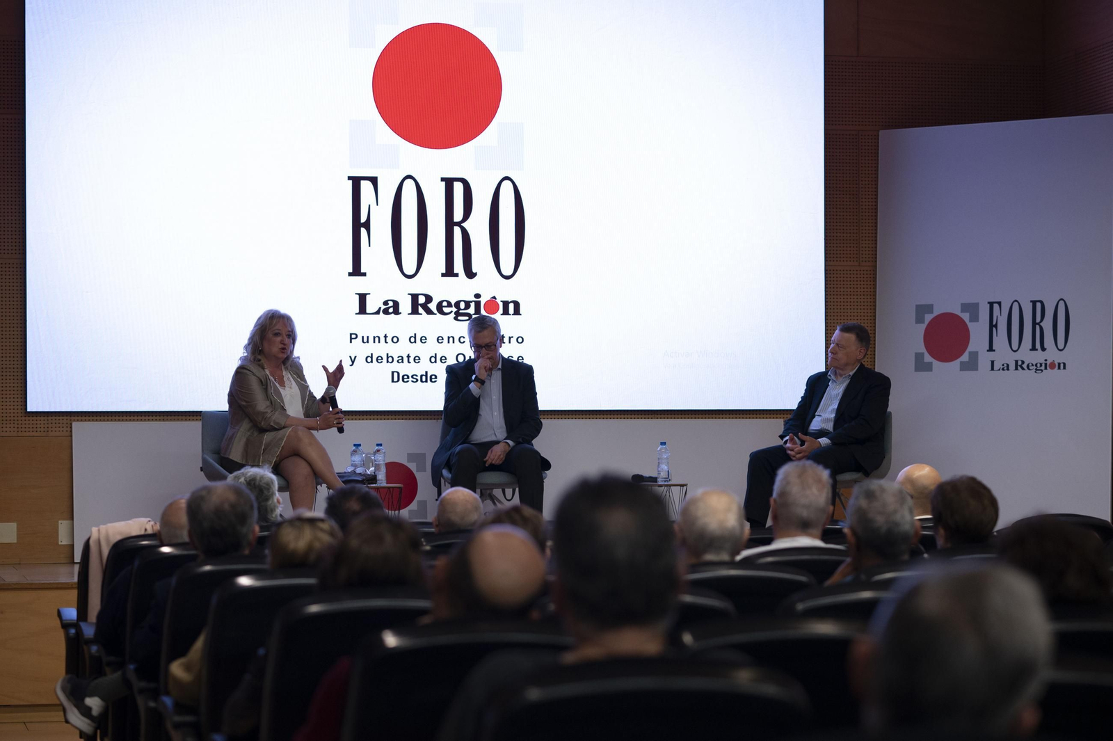 María José Feijóo, Héctor Díaz y Jordi Sevilla en un momento de la presentación del acto.