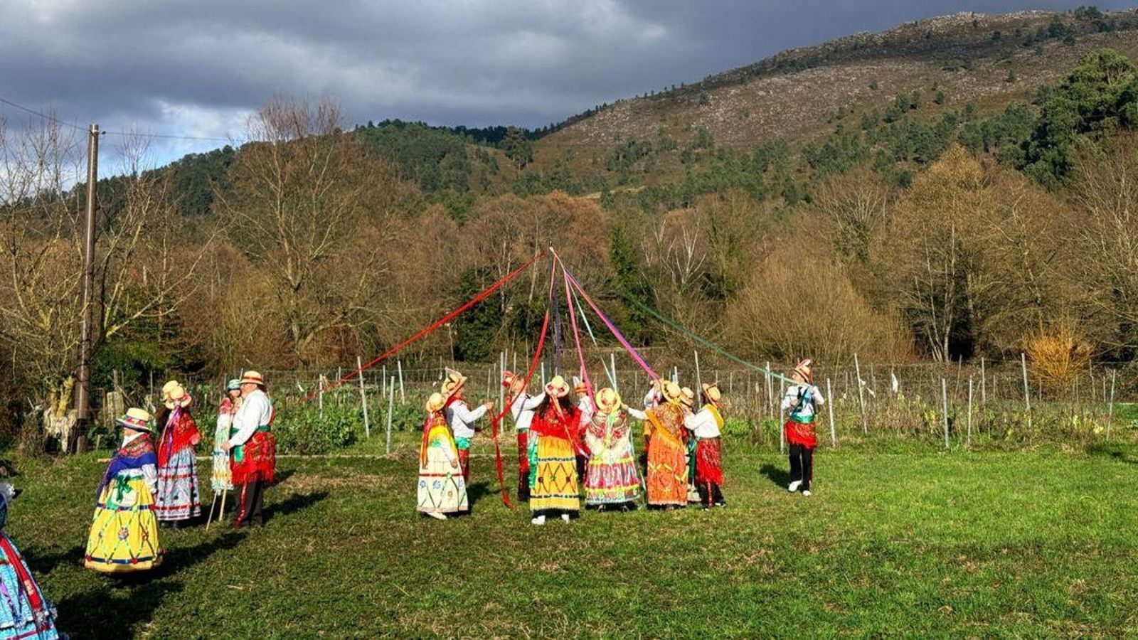 Danzantes ultimando os preparativos do baile.