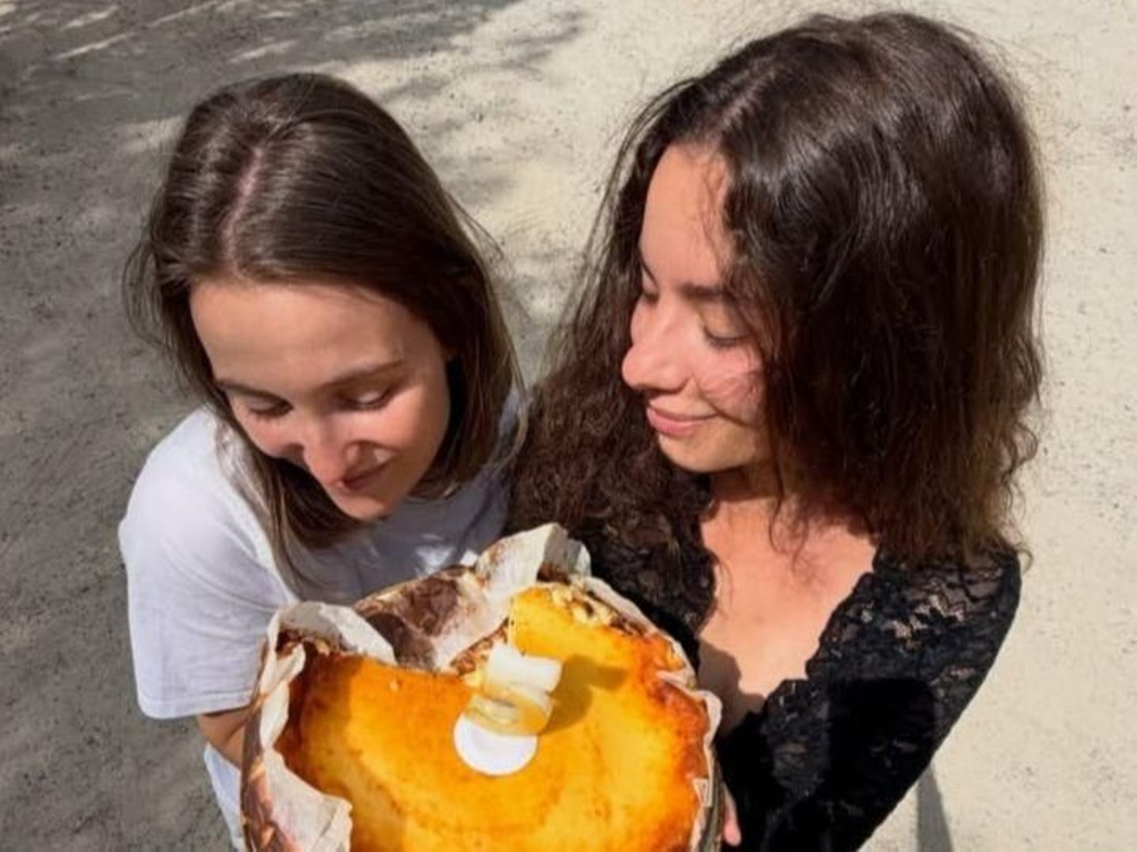 María SOA e Sara Faro celebran os 5 anos de Fillas de Cassandra.