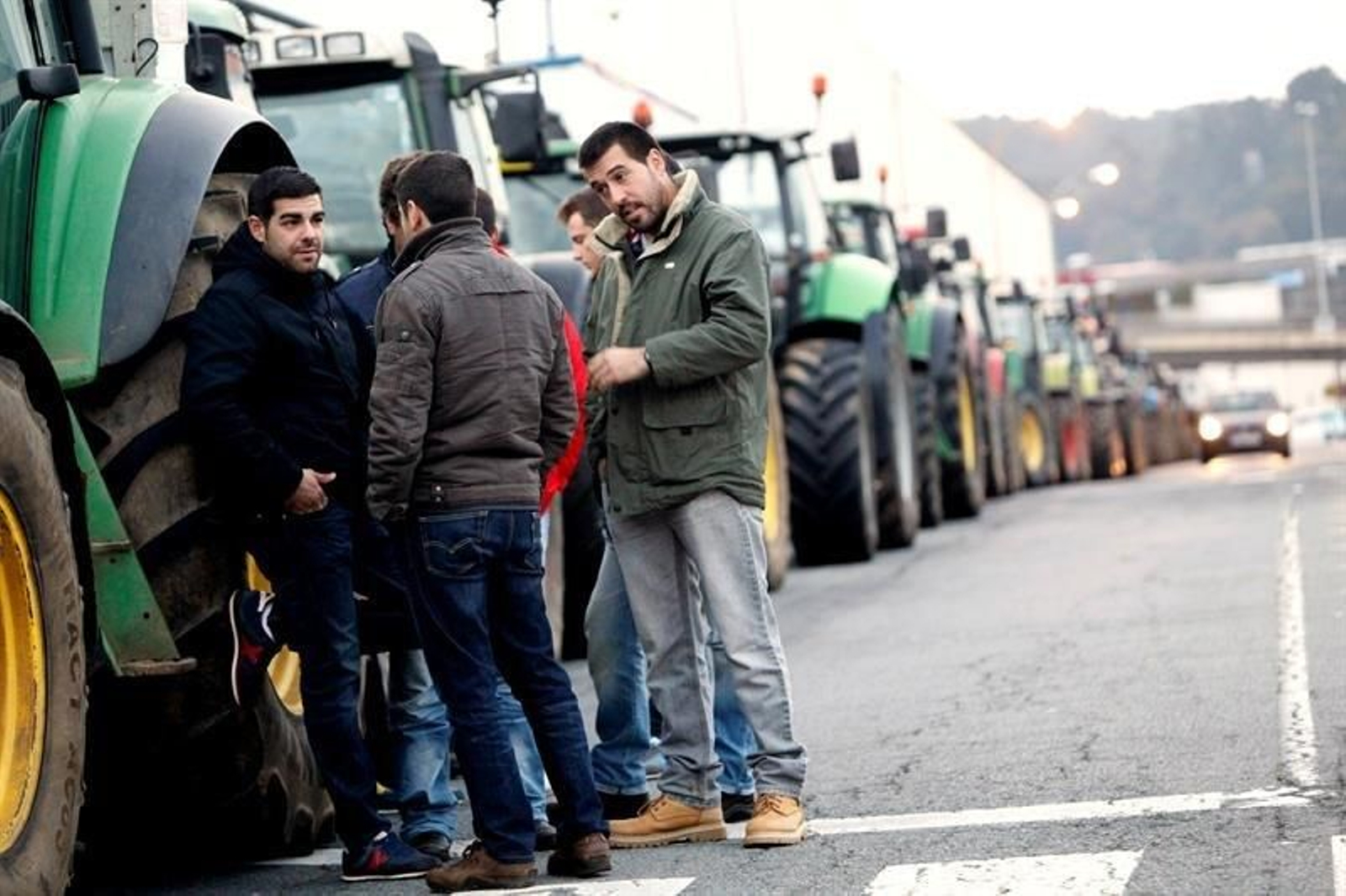 Varios ganaderos durante la concentración indefinida convocada hoy en A Coruña.