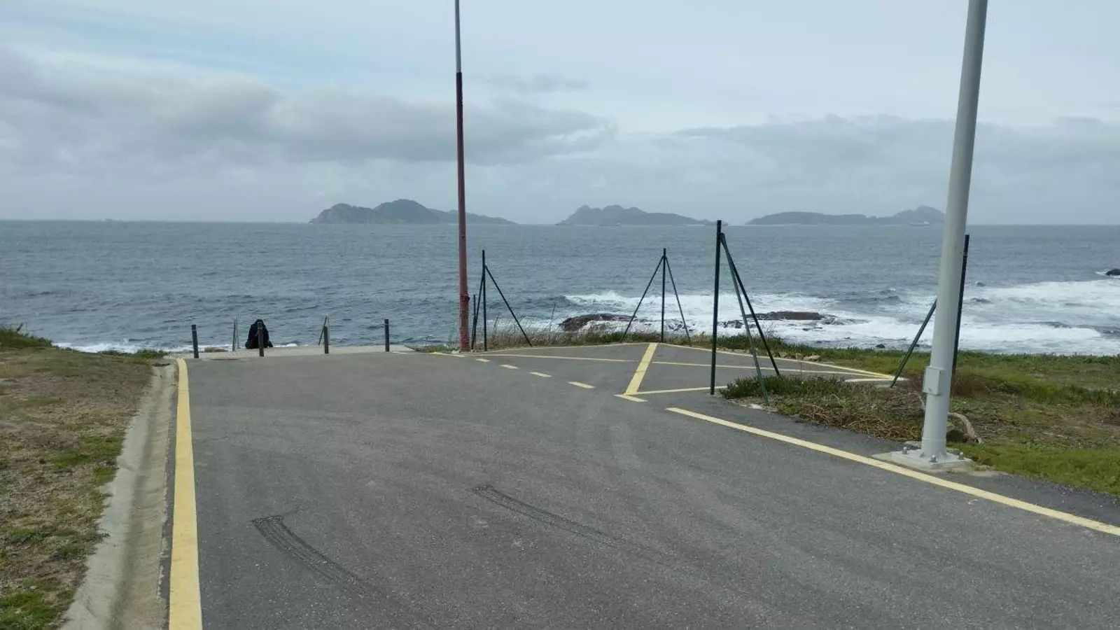 El vial que acaba en el mar en Cabo Estai, clave para la urbanización parada