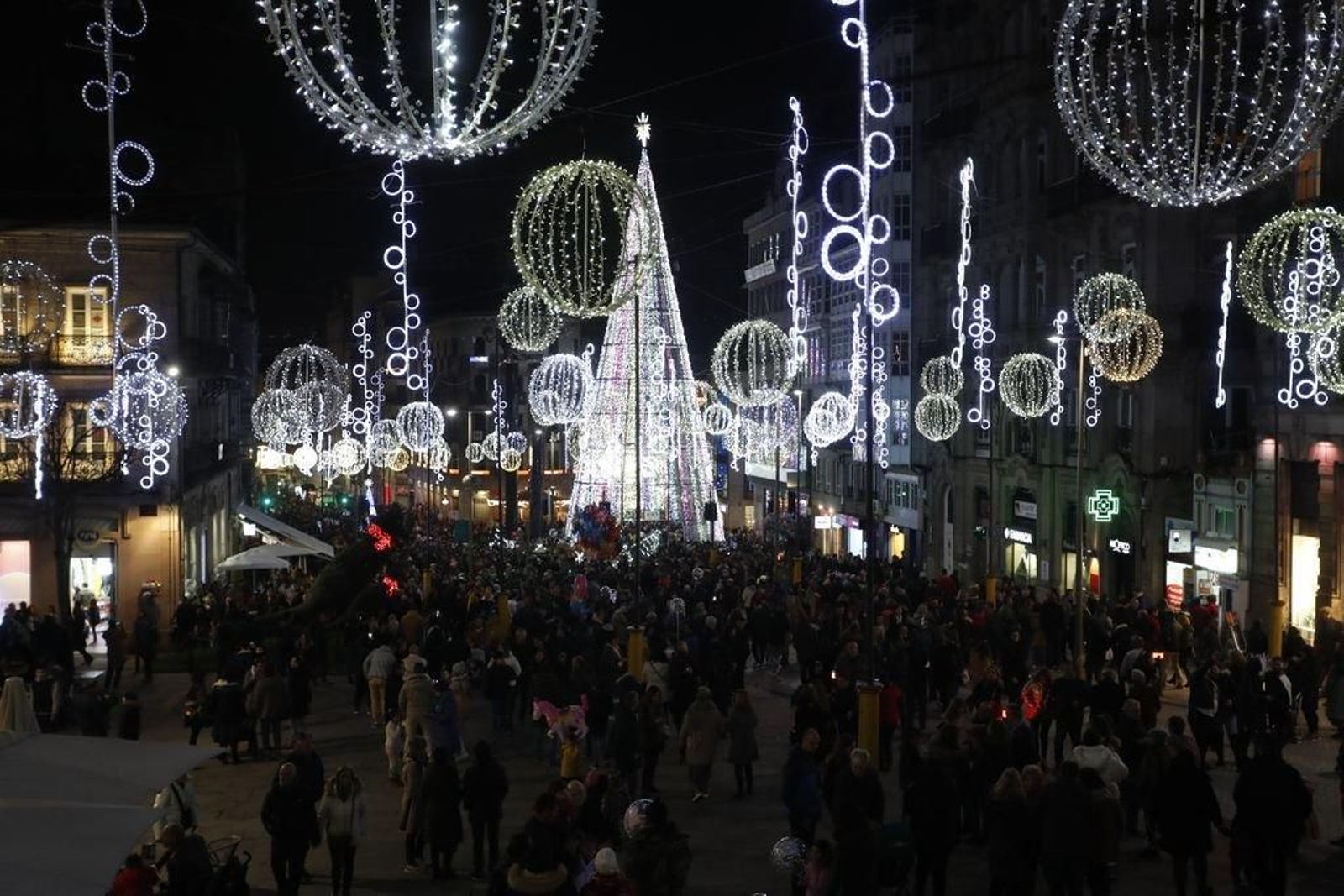 Los turistas invaden Vigo en el Puente311
