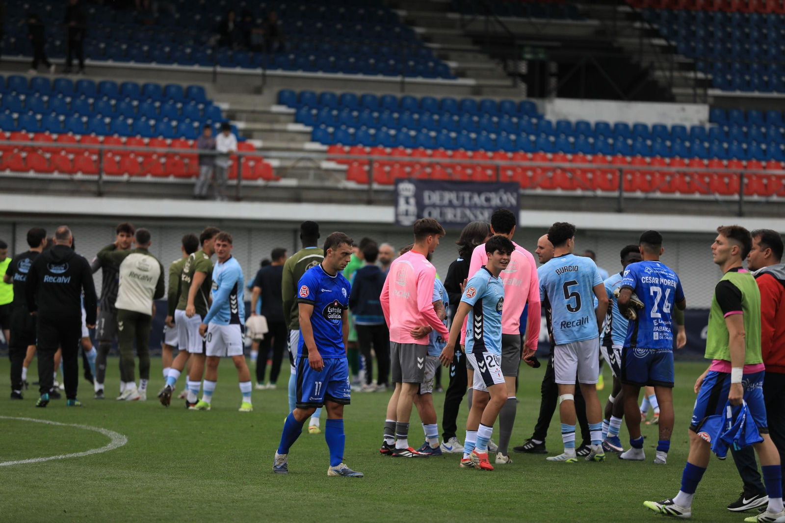 Galería |  Tarde triste en O Couto con el Ourense CF en descenso tras la derrota