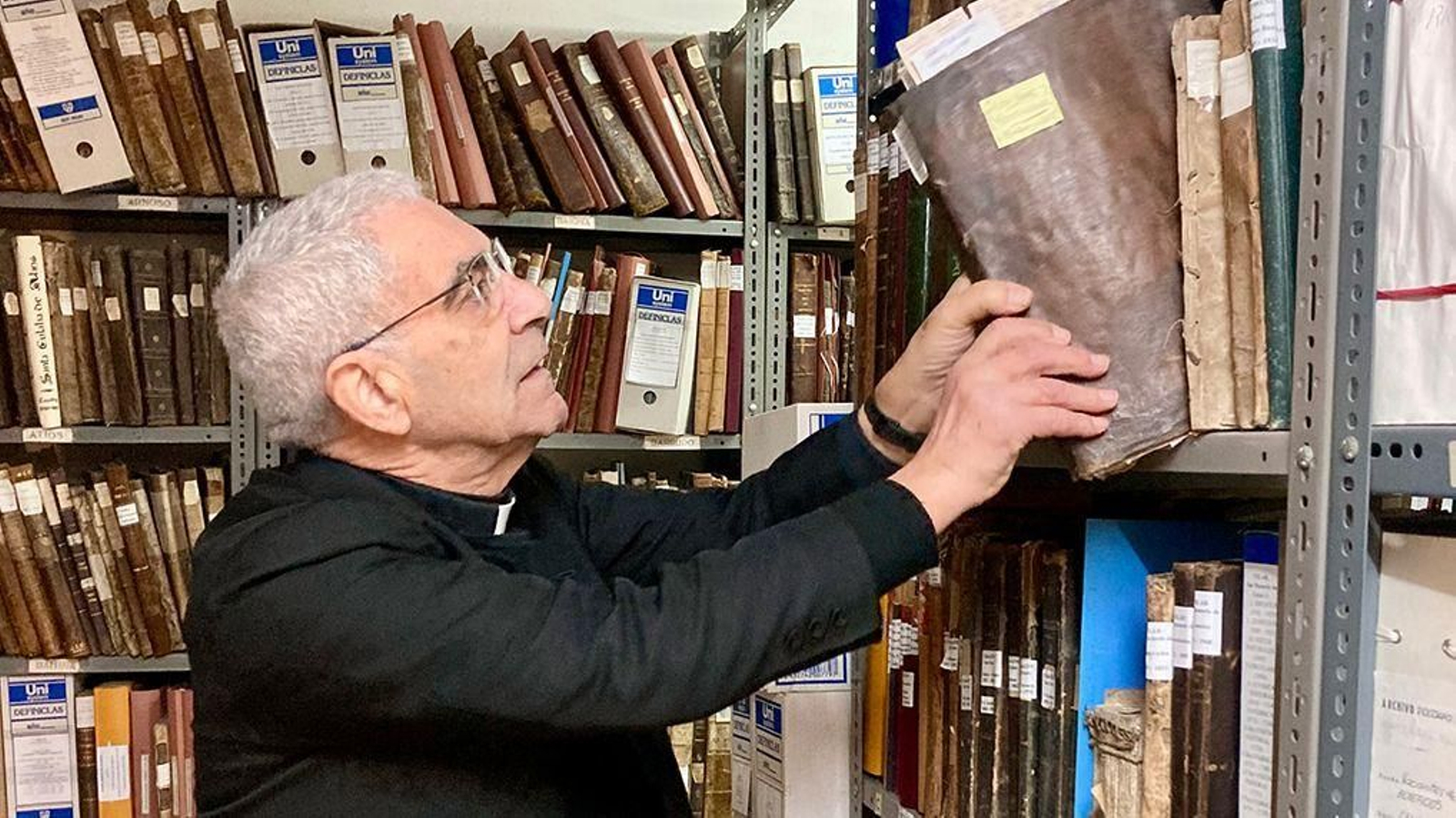 Avelino Bouzón, entre los libros que custodia el archivo de la Catedral de Tui.