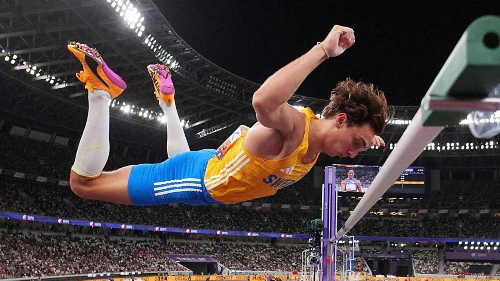 El pertiguista sueco Armand Duplantis batiendo el récord del mundo en Tokio.
