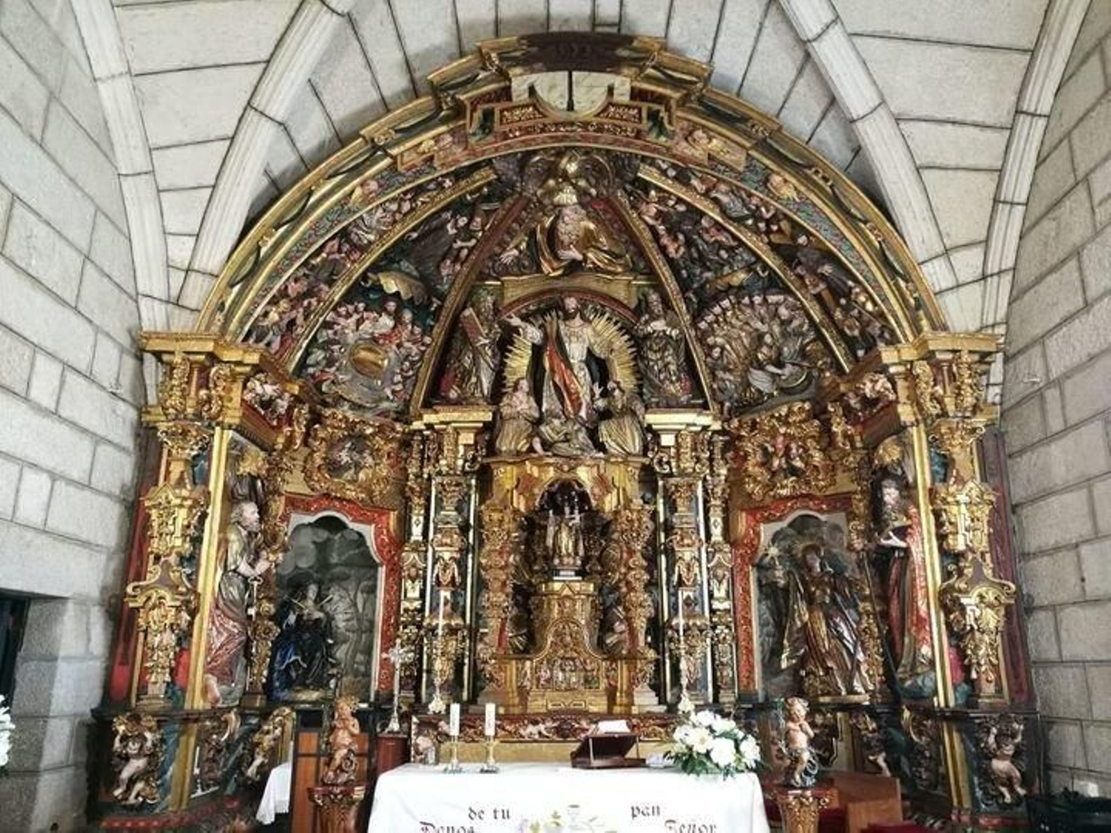 Gracias a esta reforma, todos los devotos podrán acceder al interior de A Xironda y contemplar una de sus mayores joyas: el retablo principal.