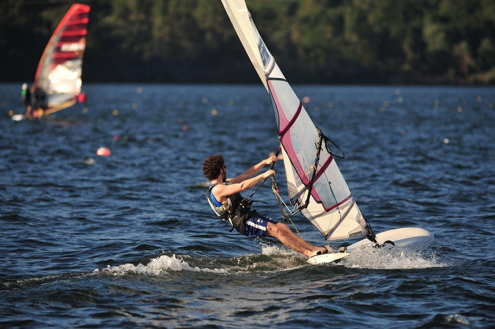 Jornada de windsurf en Castrelo de Miño.
