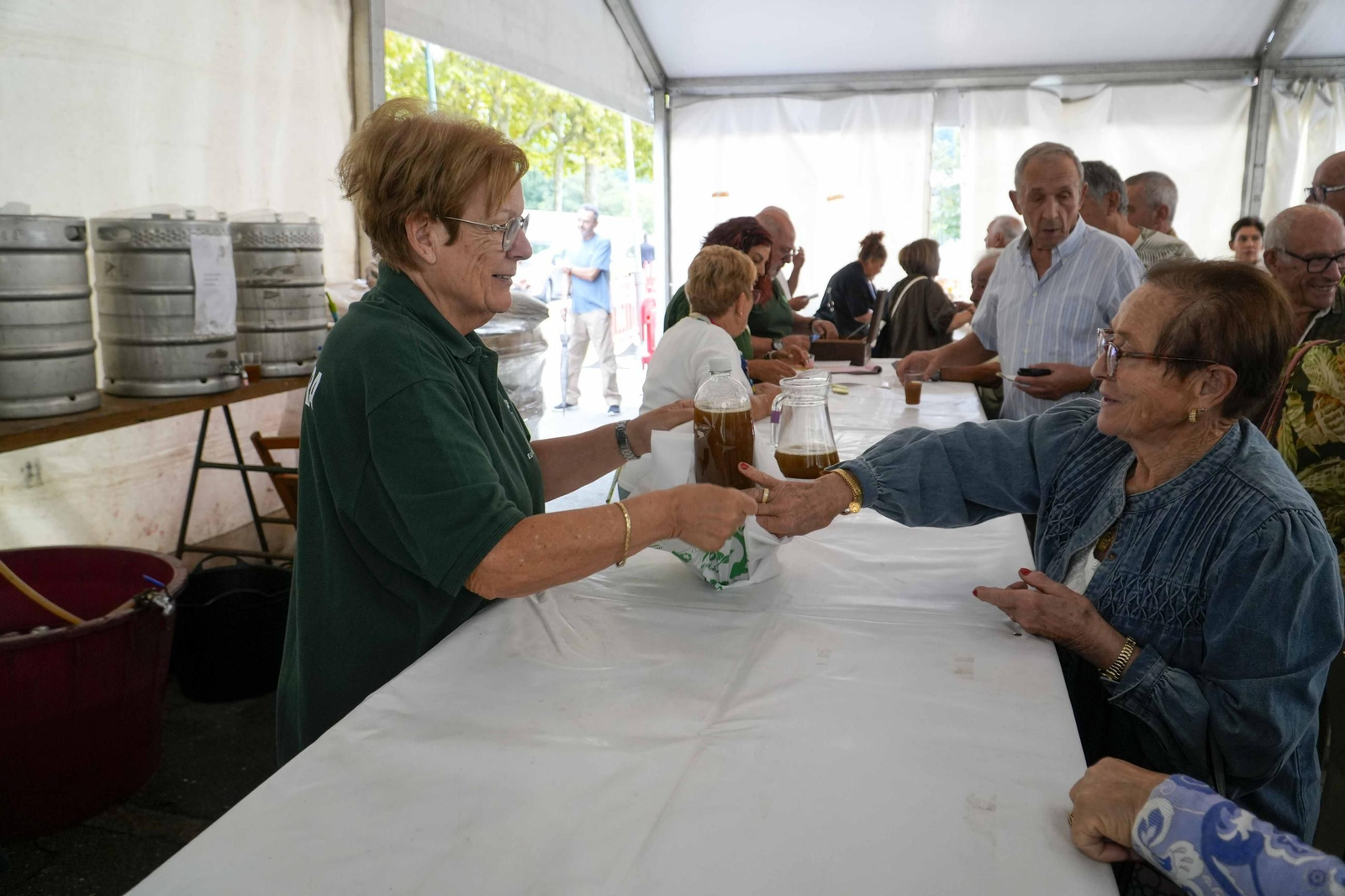 Galería | La Festa da Sidra triunfa en Bembrive con 1.000 litros repartidos