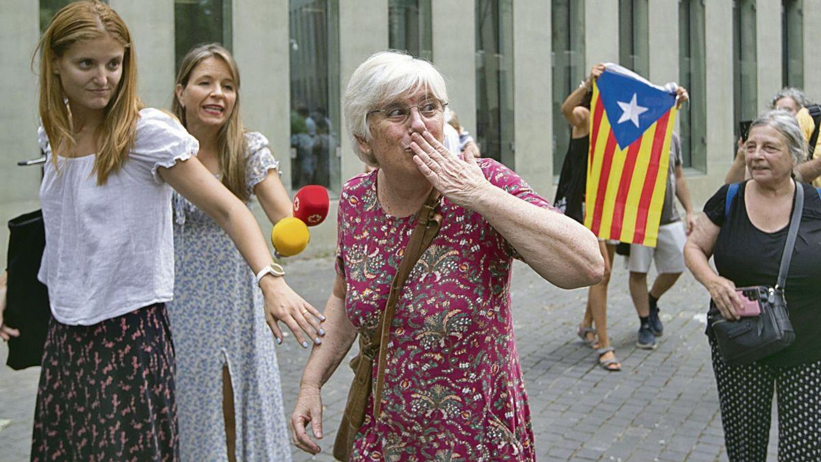 La eurodiputada de JxCat, Clara Ponsatí, a su salida de la Ciudad de la Justicia de Barcelona.