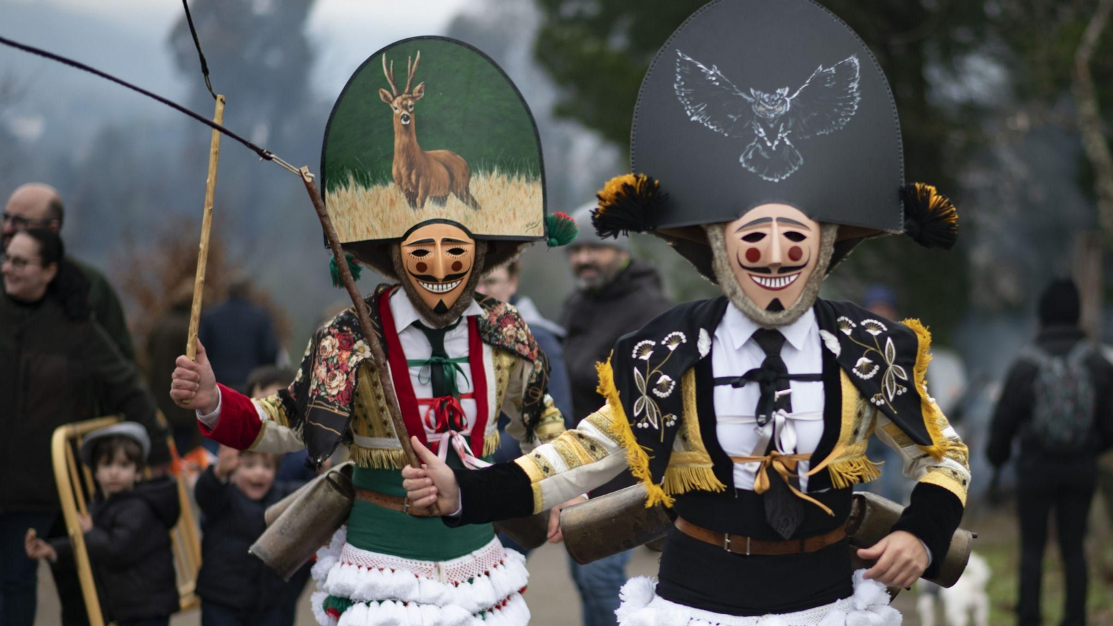 Imanol Aguiar y José Prado, cigarróns del grupo “Os Piñas”, estrenaron el traje por San Antón honrando así la tradición..archivo.202601_sanantonabedes_42