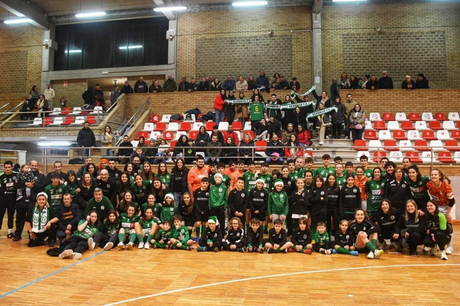 Las distintas categorías del Bembrive posan para una fotografía de familia con familiares y aficionados.