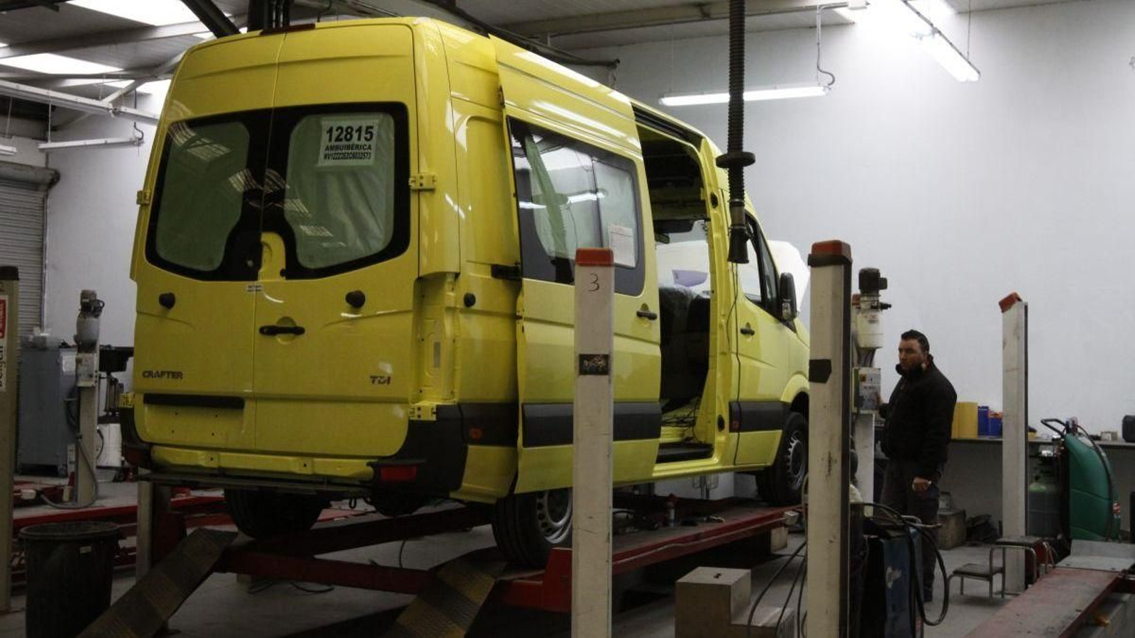 Ambulancia en construcción en la factoría Rodríguez López.