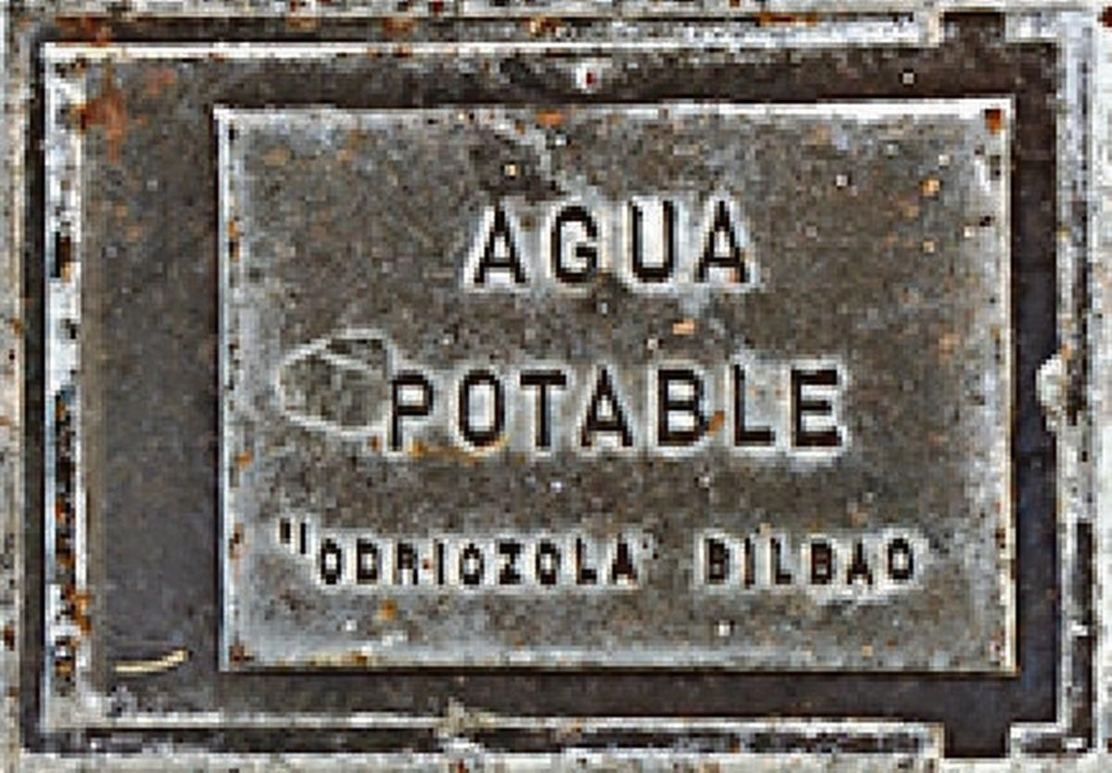 Bodegón de tapas de toma de agua con diferentes diseños y bonitos tipos de letra. Son las mas pequeñas de tamaño.