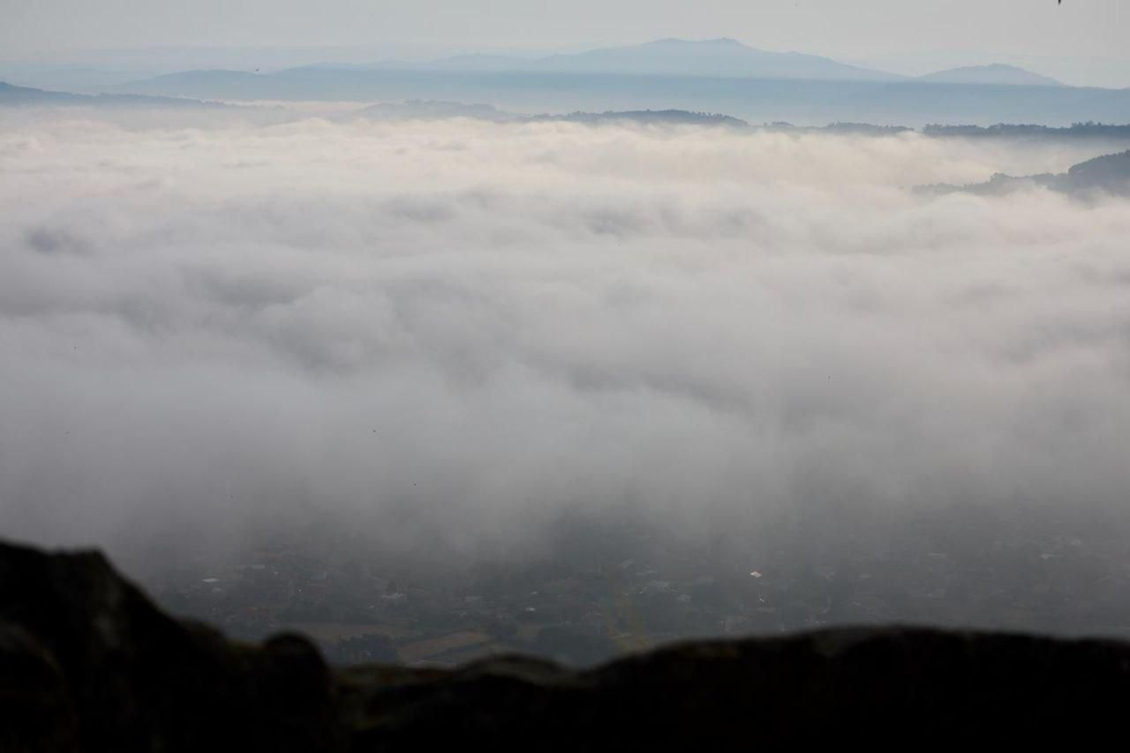 Galería | Un manto de niebla despierta a la Ría de Vigo tras la ola de calor