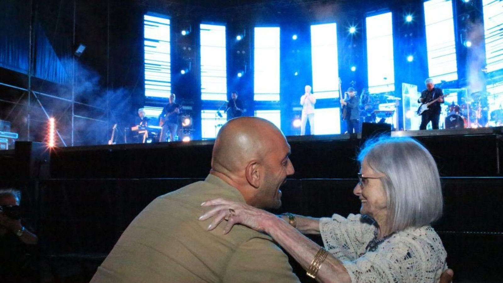 Entrañable imagen de la centenaria Juaniña bailando con el alcalde durante la actuación de Sergio Dalma.