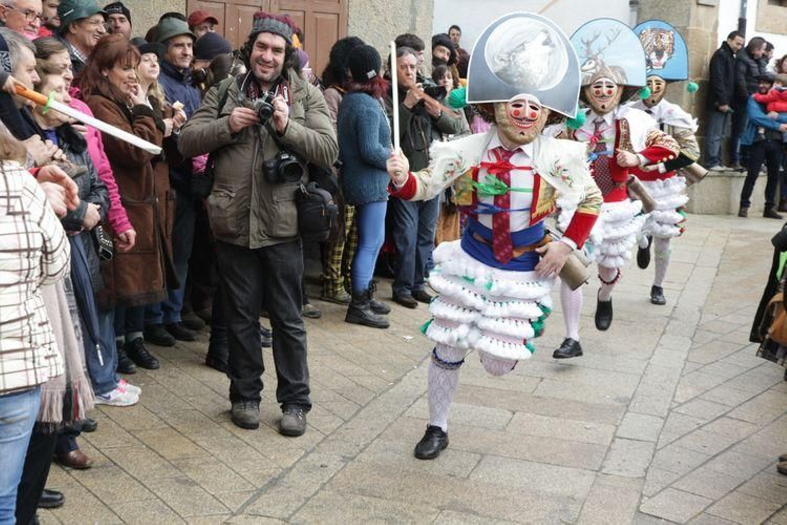 Laza recibe a los peliqueiros con bica y licor café