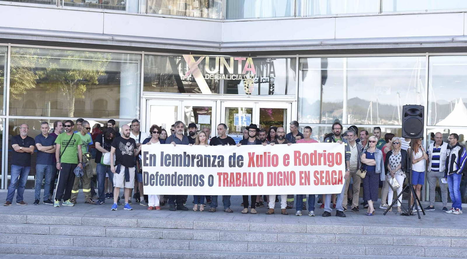 Miembros de la empresa pública Seaga y de la CIG, ante la Delegación de la Xunta en Vigo.