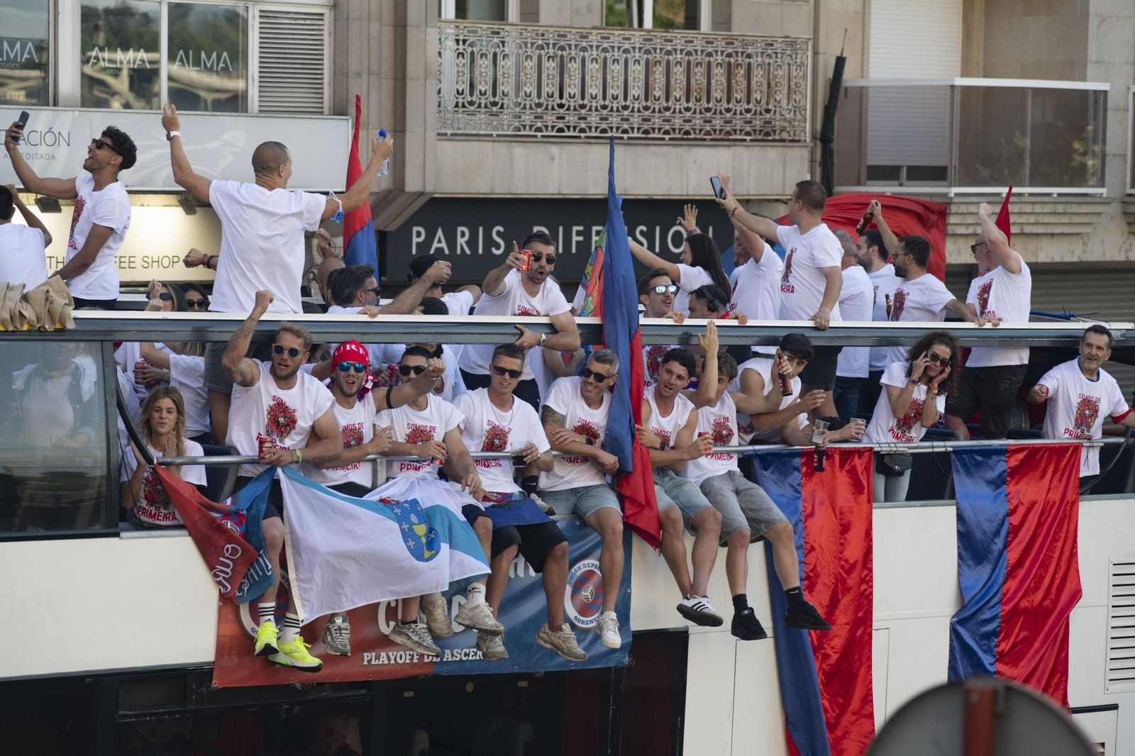 Galería | La aplaudida acogida de los unionistas a la UD Ourense contrasta con la pitada a Jácome en la Plaza Mayor, en fotos