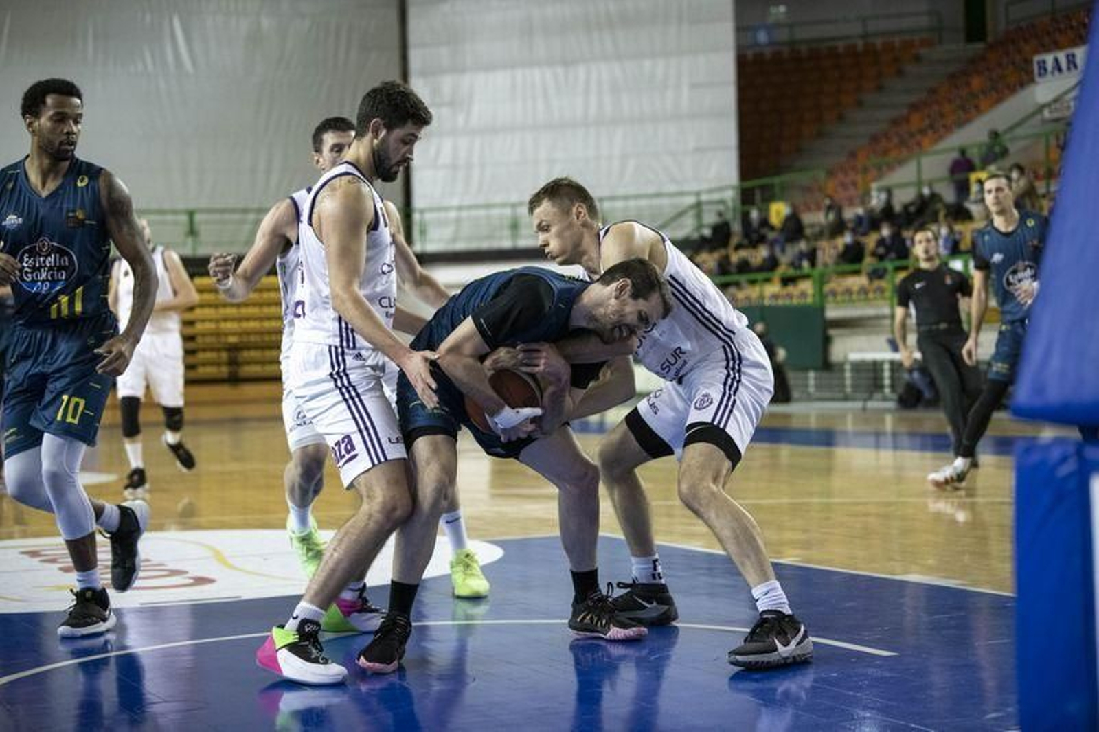 Partido de LEB Oro en el Pazo Paco Paz entre el COB y el Valladolid // FOTO: ÓSCAR PINAL