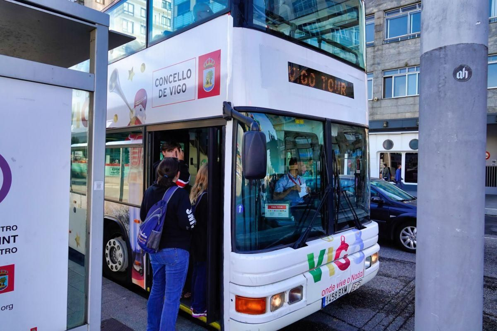 Turistas subiéndose al bus que recorre la ciudad casi a diario.