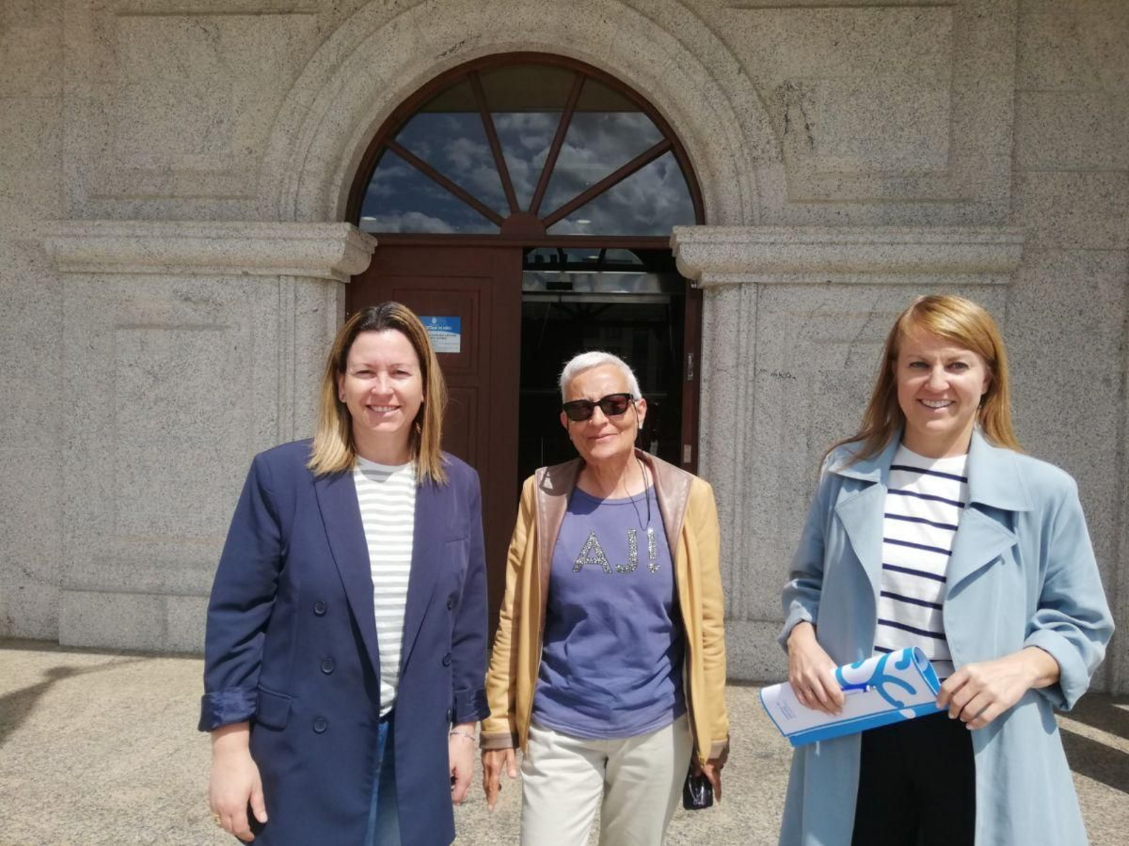 Marta Valcárcel, Pilar García Casas y Loli Castiñeira, tras la reunión mantenida en Salvaterra.