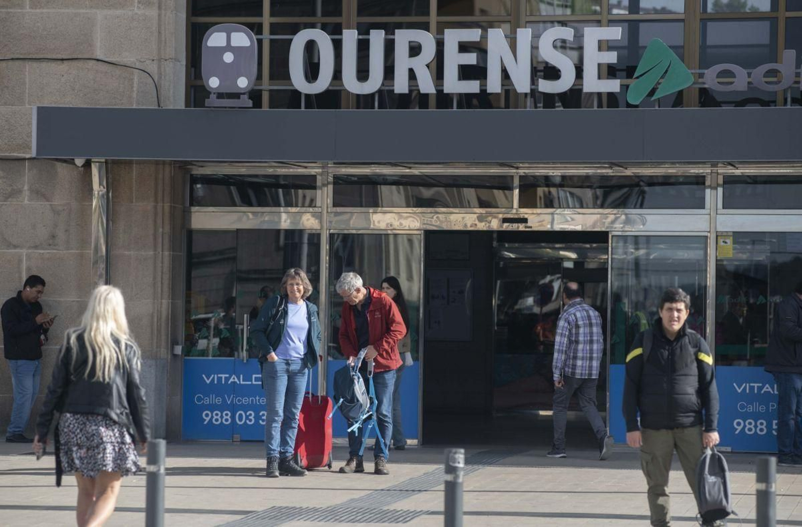 Viajeros en la entrada de la estación de tren de Ourense.